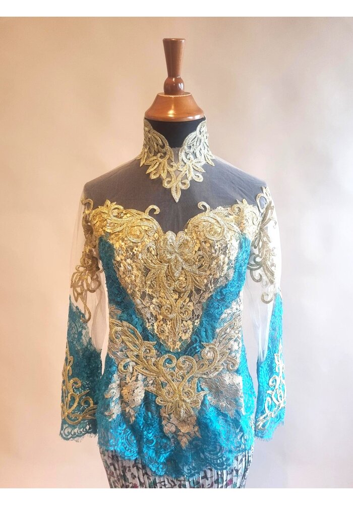 Kebaya glamour turquoise goud met bijpassende rok plissé