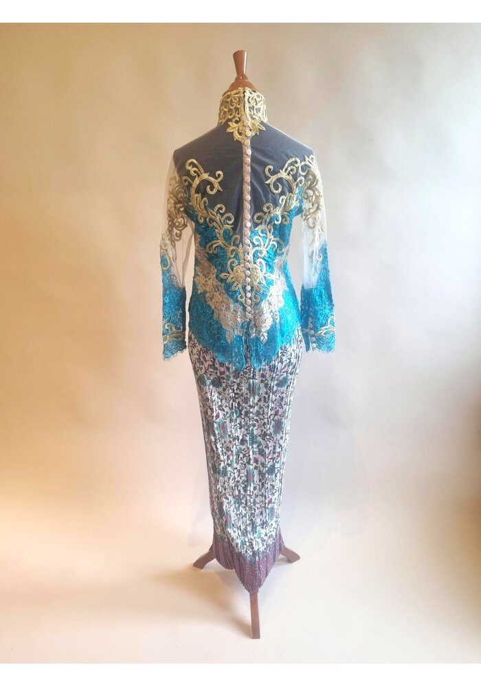Kebaya glamour turquoise goud met bijpassende rok plissé