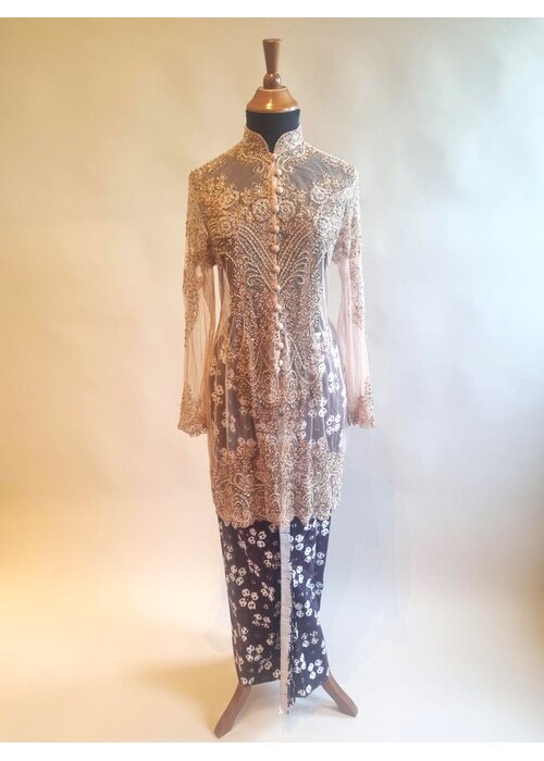 Kebaya glamour mokka met bijpassende sarong