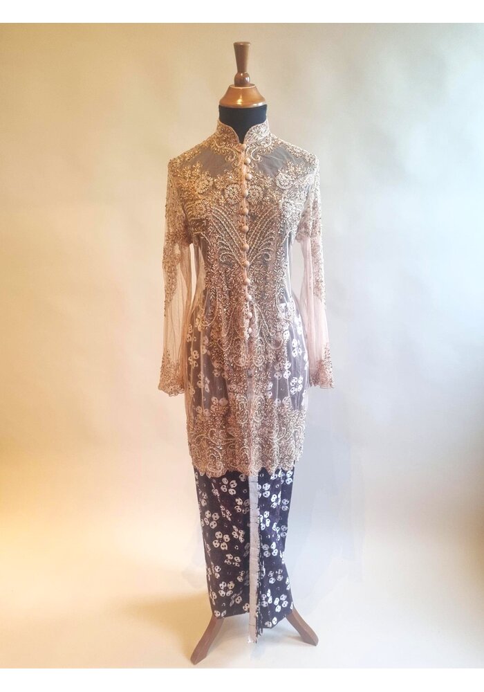 Kebaya glamour mokka met bijpassende sarong