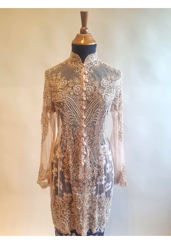 Kebaya glamour mokka met bijpassende sarong