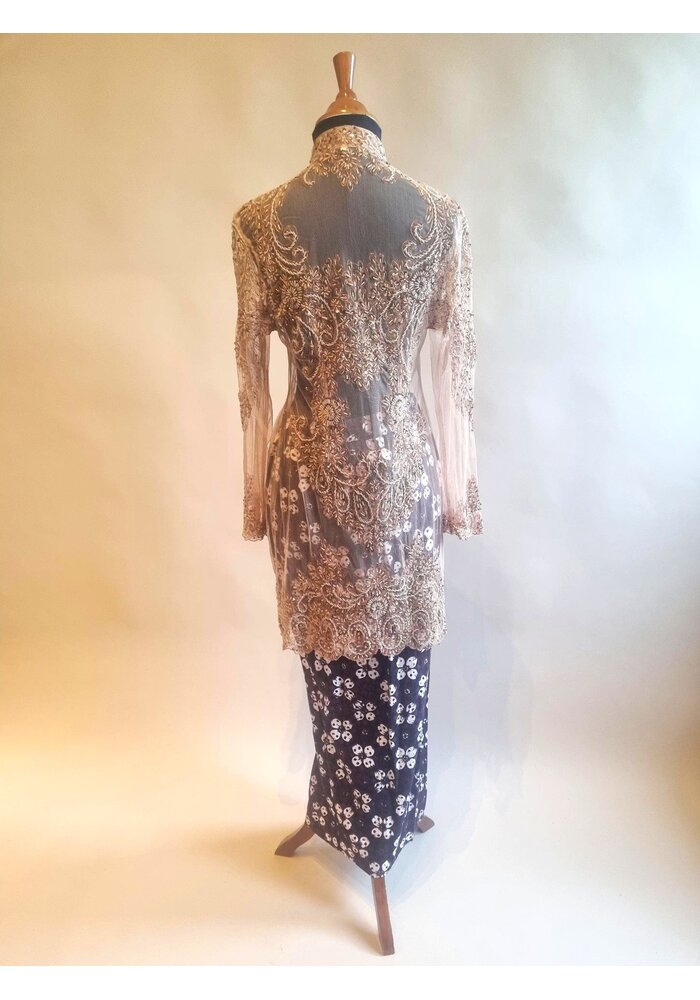 Kebaya glamour mokka met bijpassende sarong