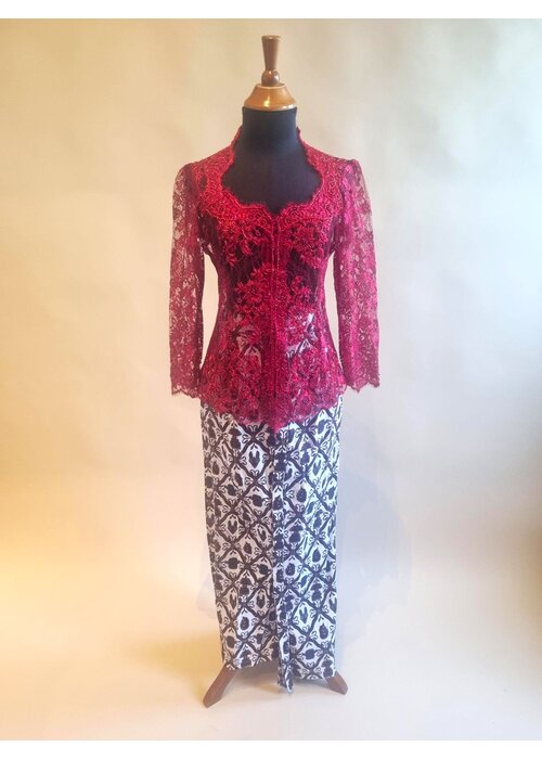 Kebaya elegant bordeaux met bijpassende sarong