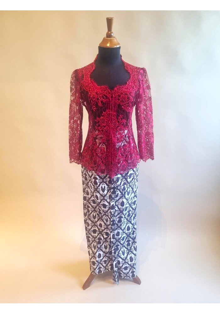 Kebaya elegant bordeaux met bijpassende sarong