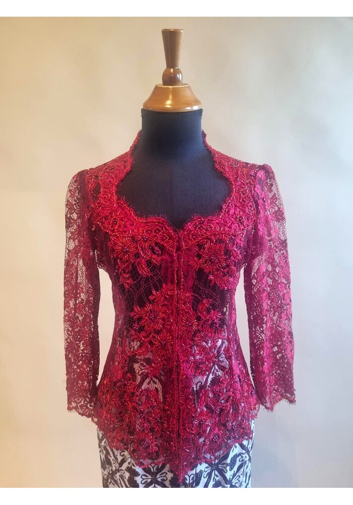 Kebaya elegant bordeaux met bijpassende sarong