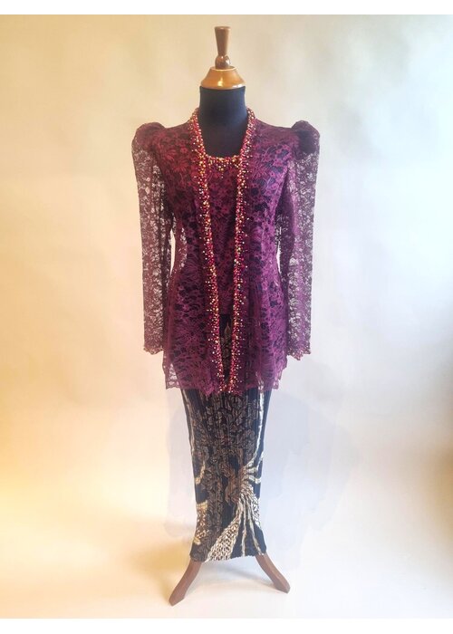 Kebaya trendy bordeaux met bijpassende rok plisse