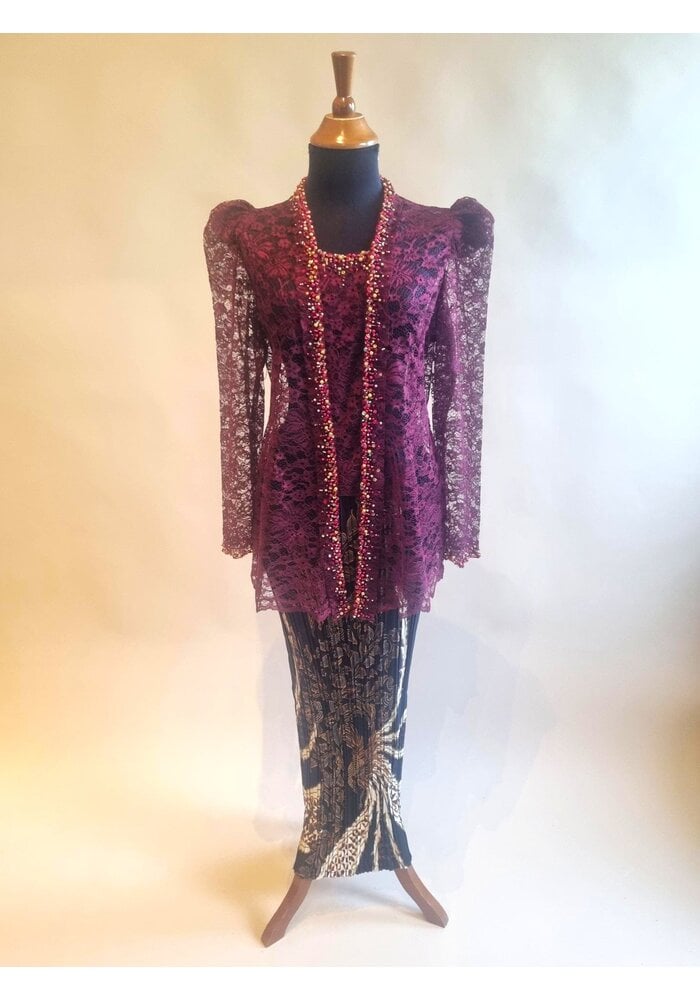Kebaya trendy bordeaux met bijpassende rok plisse