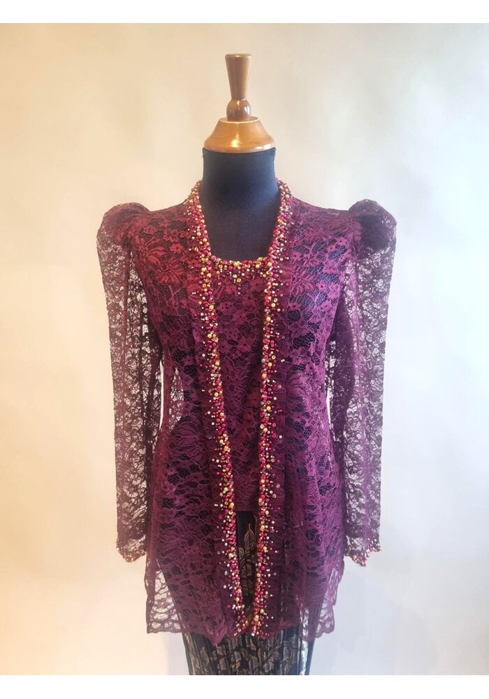 Kebaya trendy bordeaux met bijpassende rok plisse