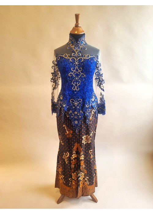 Kebaya glamour midnight blue met bijpassende sarong