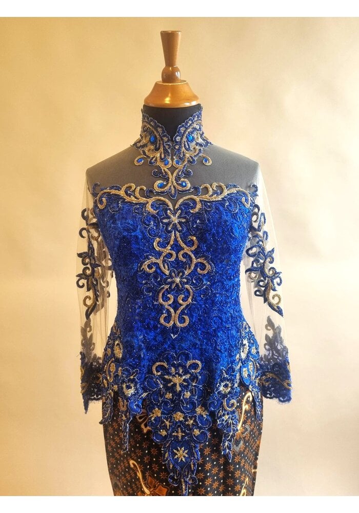 Kebaya glamour midnight blue met bijpassende sarong