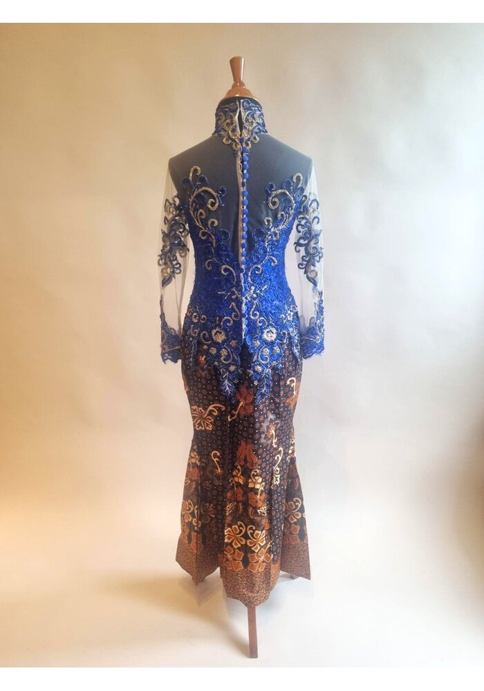 Kebaya glamour midnight blue met bijpassende sarong