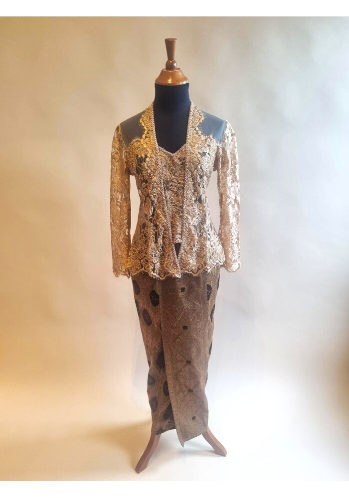 Kebaya elegant mokka met bijpassende sarong songket