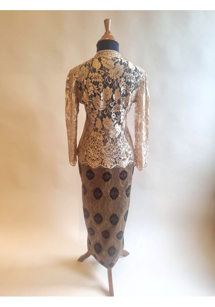 Kebaya elegant mokka met bijpassende sarong songket