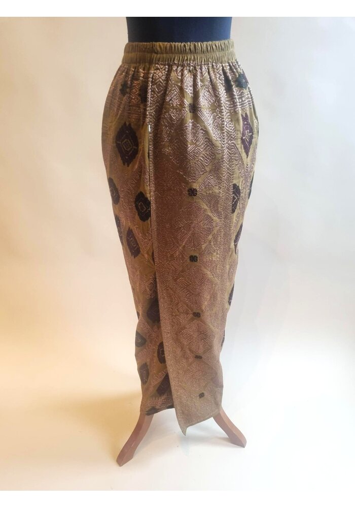 Kebaya elegant mokka met bijpassende sarong songket