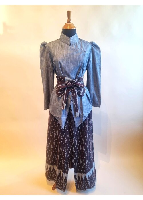 Kebaya janggan modern met bijpassende broek en riem