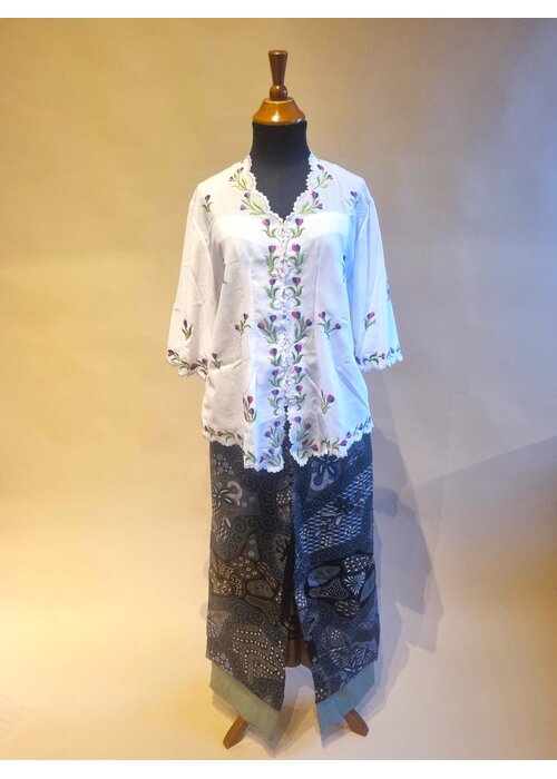 Set kebaya casual met bijpassende batik broek