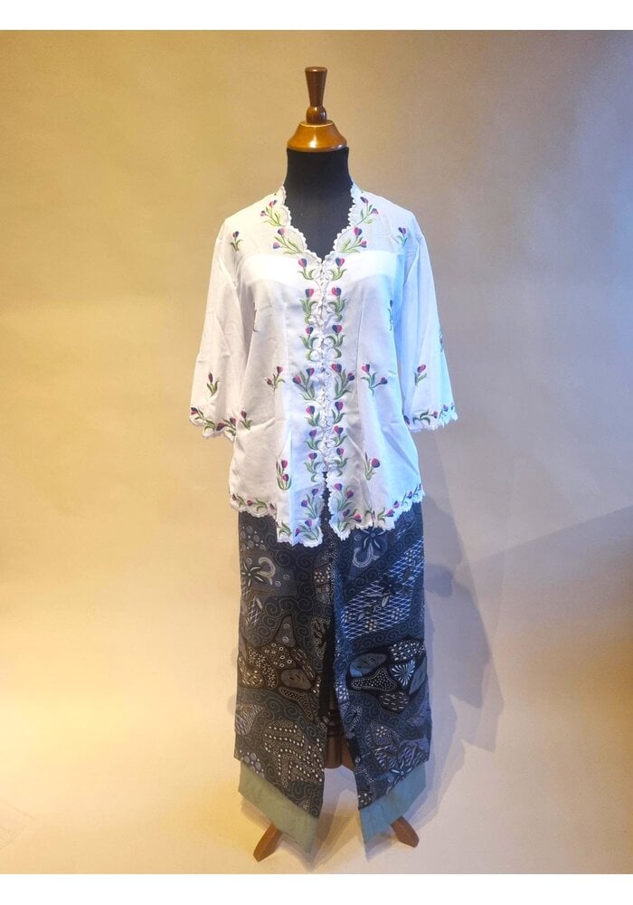 Set kebaya casual met bijpassende batik broek