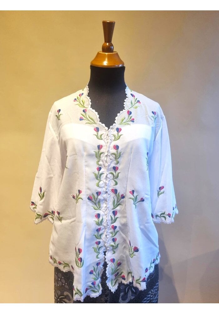 Set kebaya casual met bijpassende batik broek