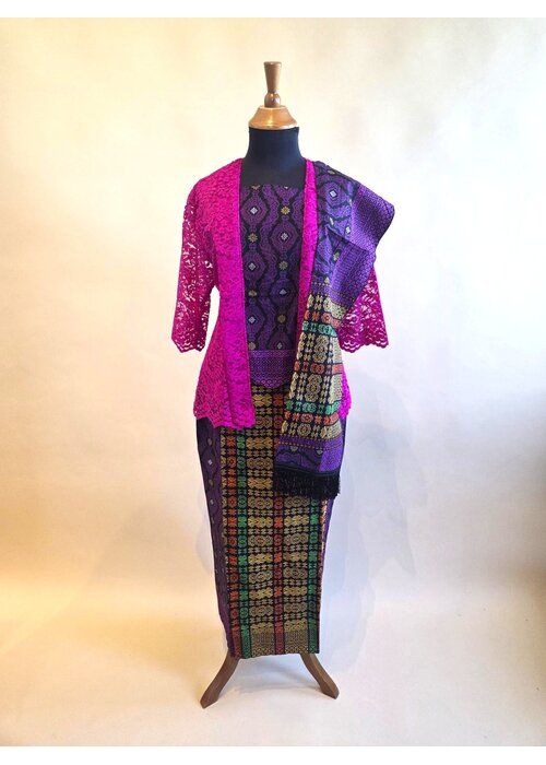 Kebaya kutubaru fuchsia met bijpassende sarong & selendang