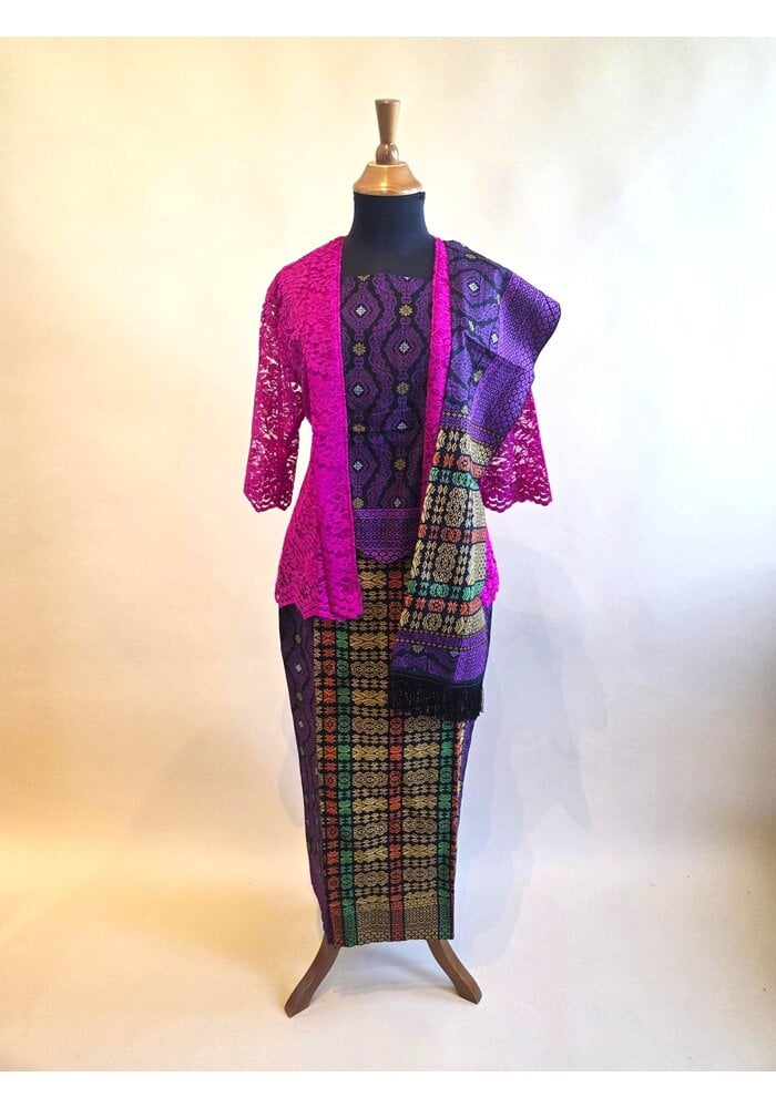 Kebaya kutubaru fuchsia met bijpassende sarong & selendang