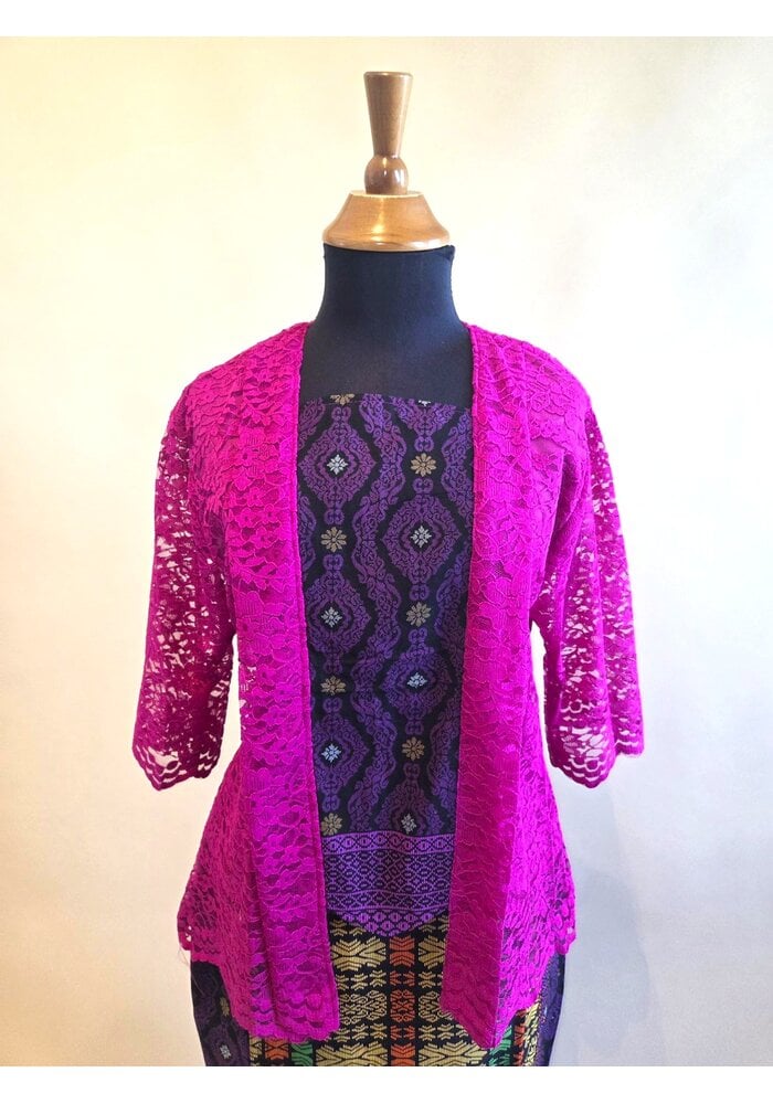 Kebaya kutubaru fuchsia met bijpassende sarong & selendang