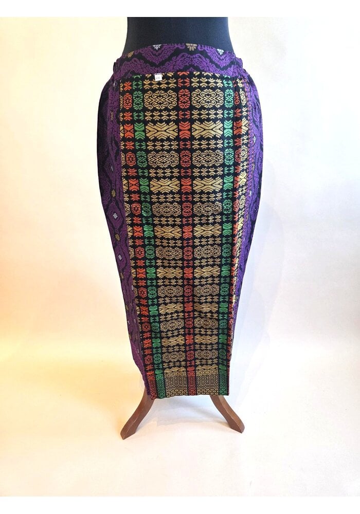 Kebaya kutubaru fuchsia met bijpassende sarong & selendang