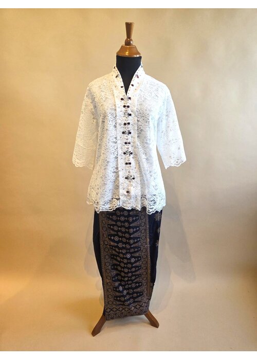 Kebaya Kartini wit met bijpassende sarong songket
