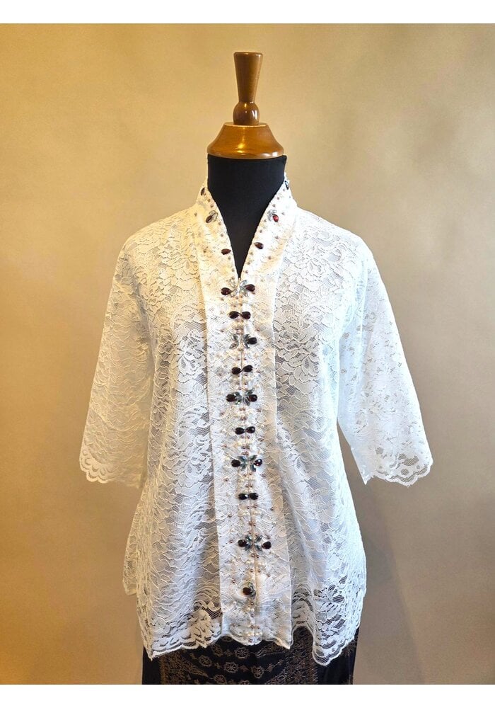 Kebaya Kartini wit met bijpassende sarong songket