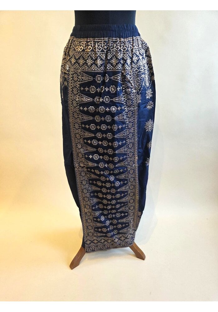 Kebaya Kartini wit met bijpassende sarong songket