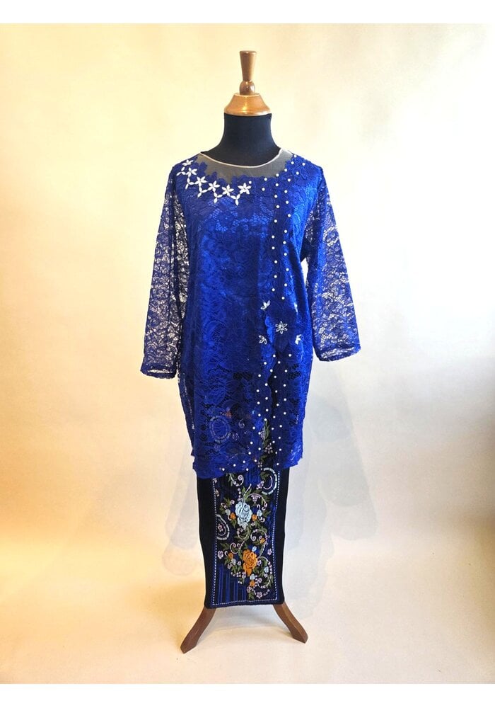Kebaya modern rojal blauw met bijpassende rok plisse