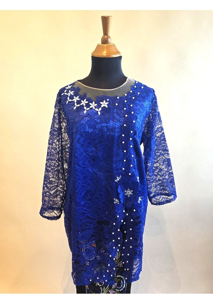 Kebaya modern rojal blauw met bijpassende rok plisse