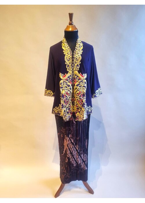 Kebaya borduur paars met bijpassende rok plisse