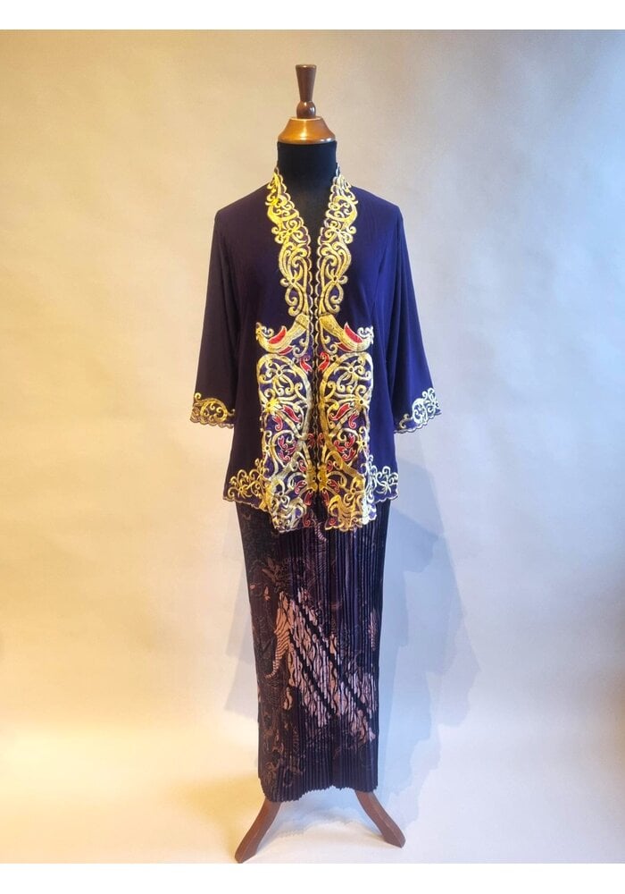 Kebaya borduur paars met bijpassende rok plisse