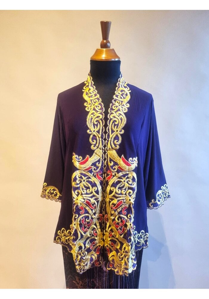 Kebaya borduur paars met bijpassende rok plisse