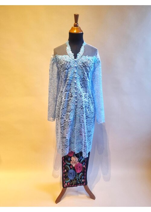 Kebaya elegant licht blauw met bijpassende rok plisse