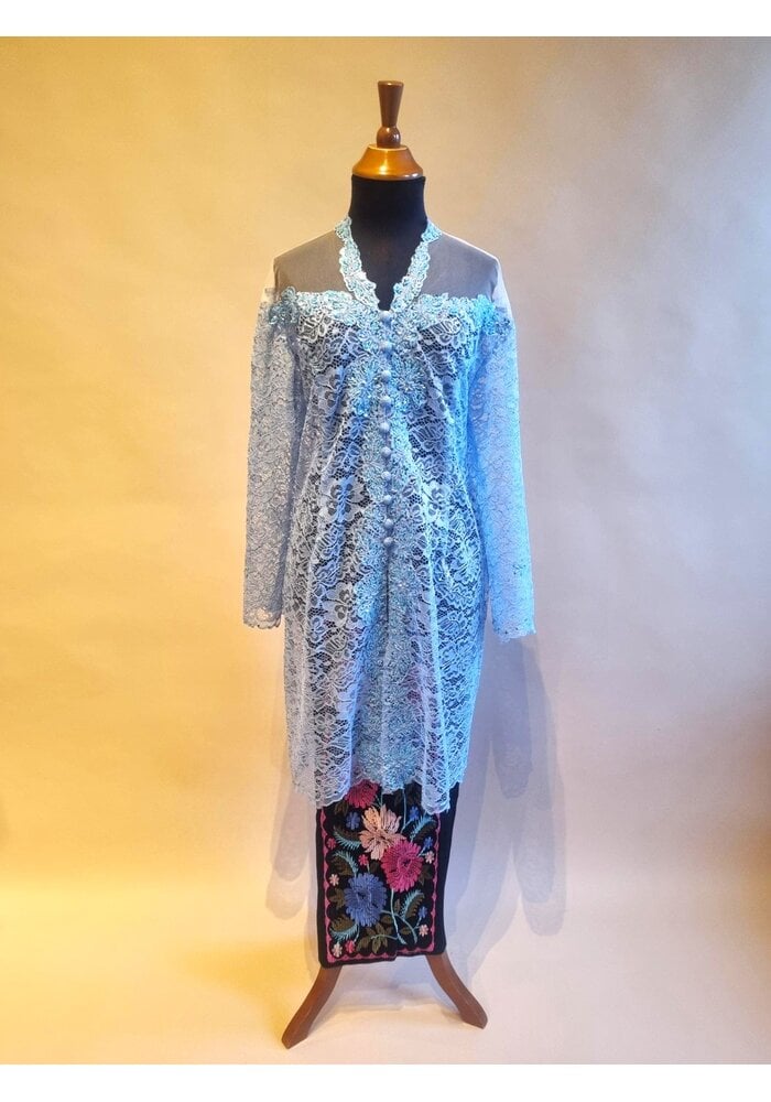 Kebaya elegant licht blauw met bijpassende rok plisse
