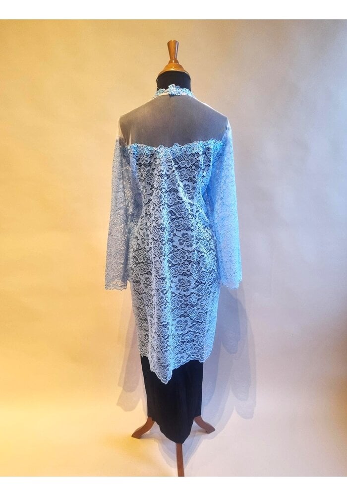 Kebaya elegant licht blauw met bijpassende rok plisse