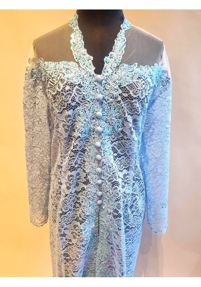 Kebaya elegant licht blauw met bijpassende rok plisse