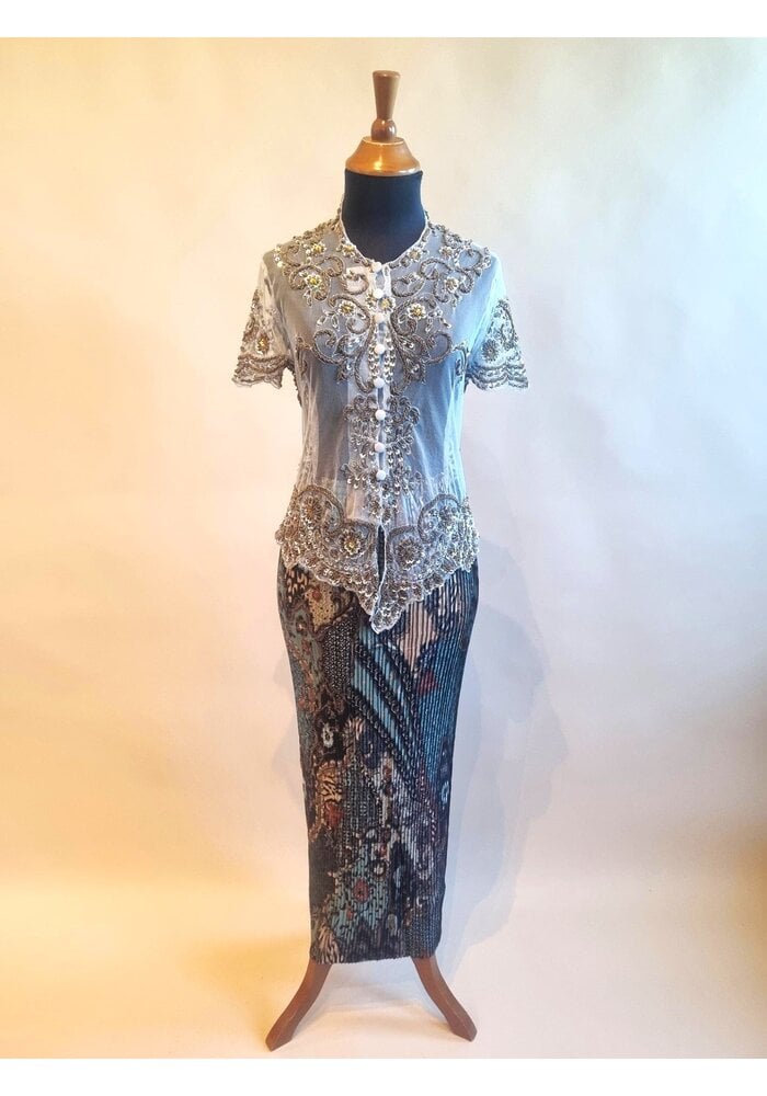 Kebaya trendy korte mouw met bijpassende rok plisse