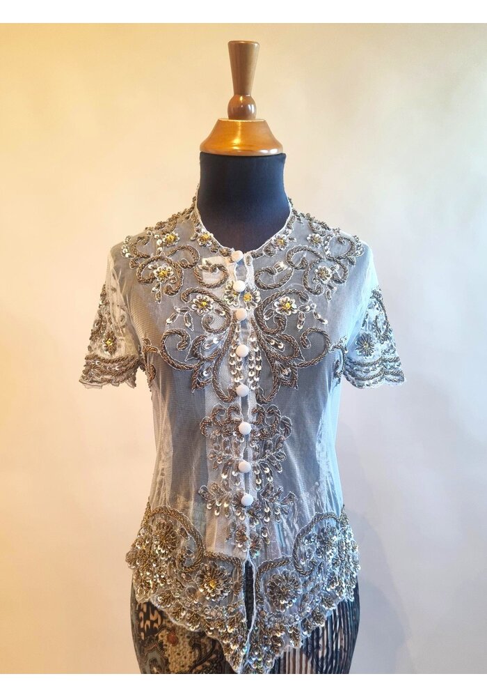 Kebaya trendy korte mouw met bijpassende rok plisse