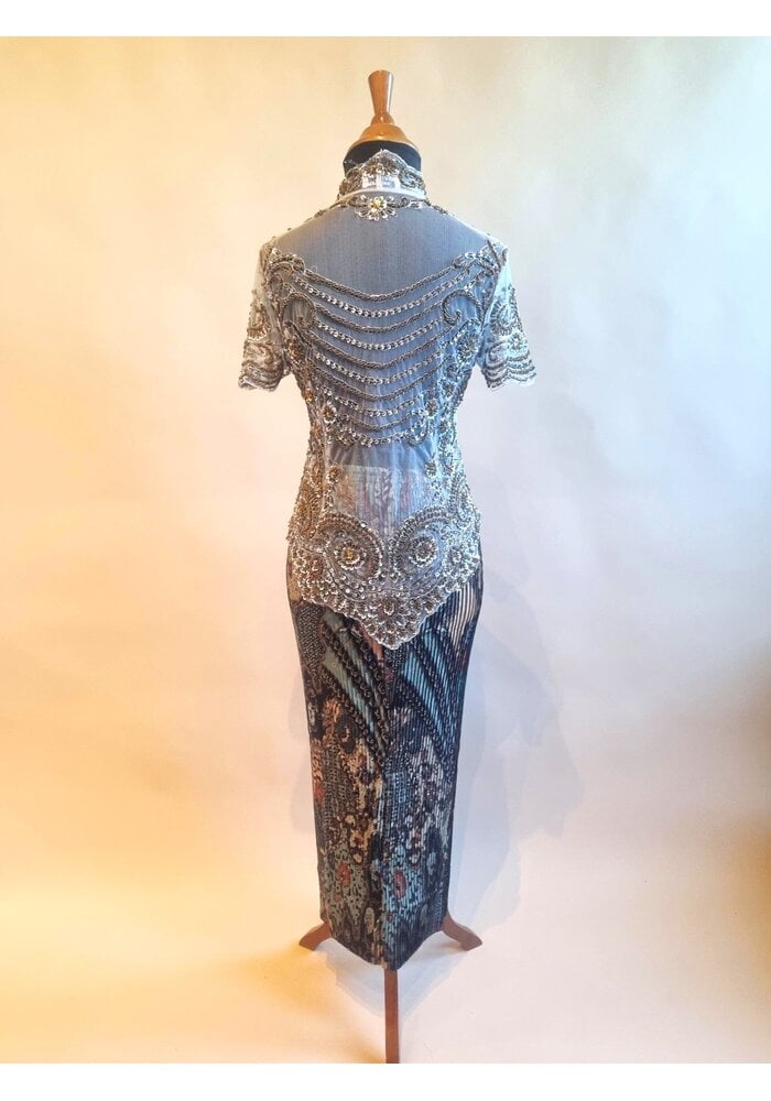 Kebaya trendy korte mouw met bijpassende rok plisse