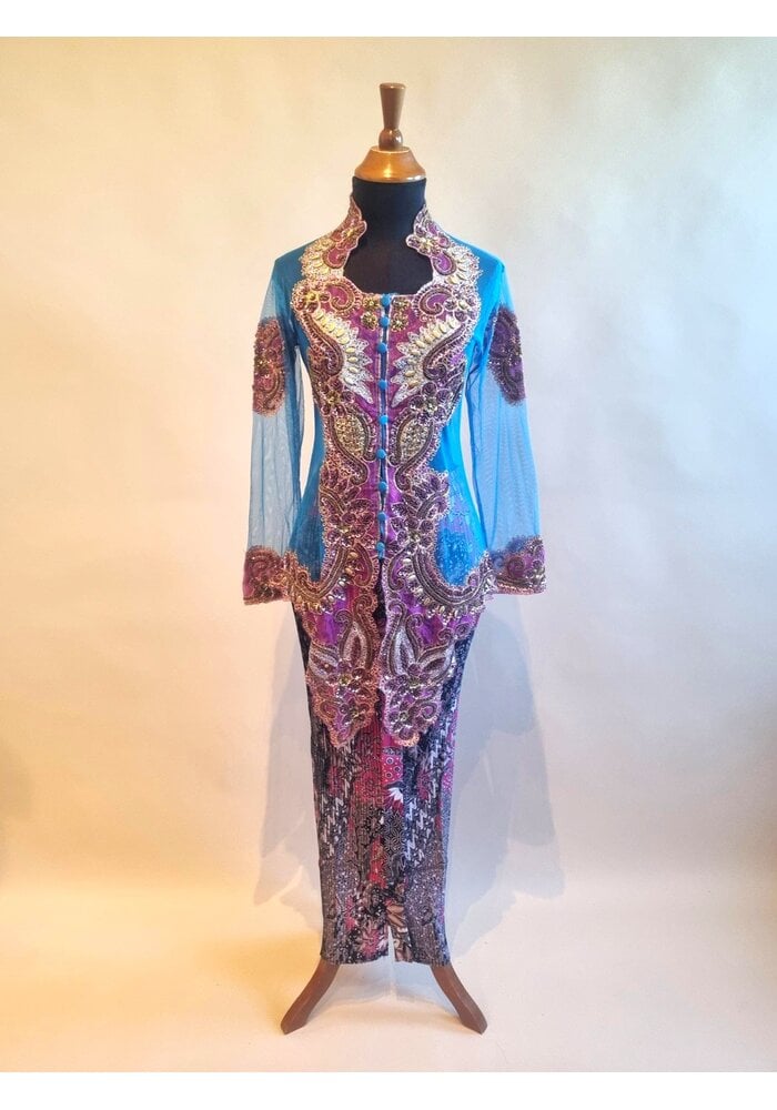 Kebaya trendy blauw fuchsia met bijpassende rok plisse