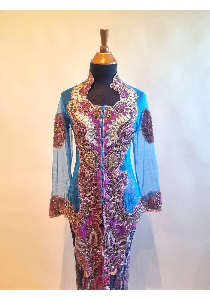 Kebaya trendy blauw fuchsia met bijpassende rok plisse