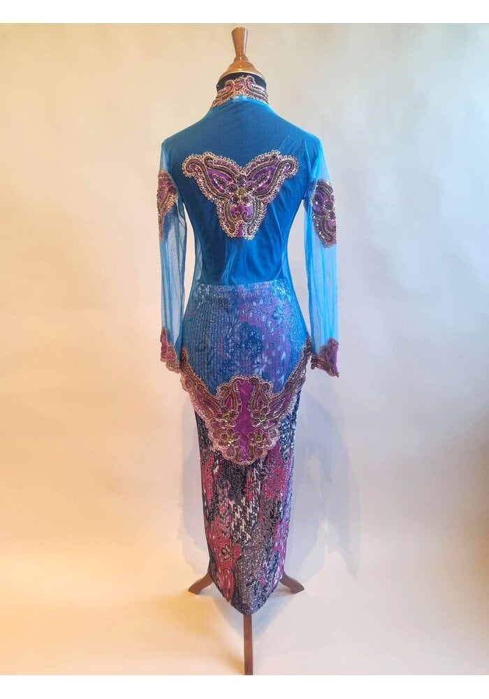 Kebaya trendy blauw fuchsia met bijpassende rok plisse