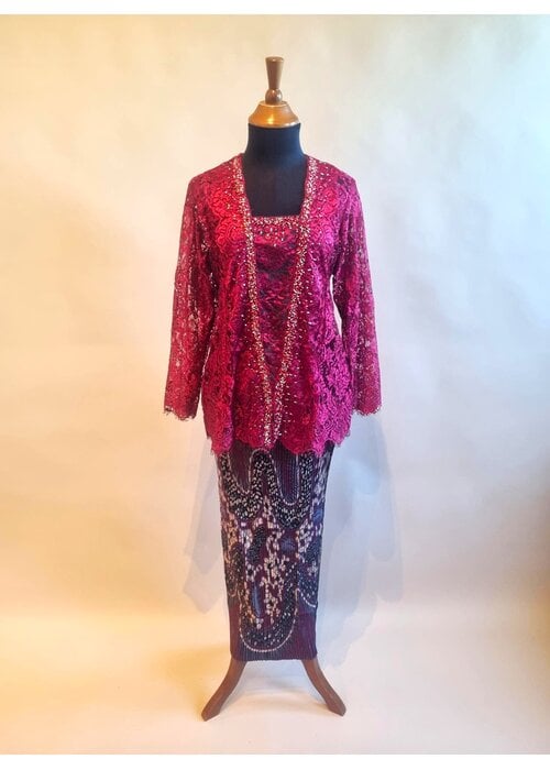 Kebaya trendy rodewijn met bijpassende rok plisse