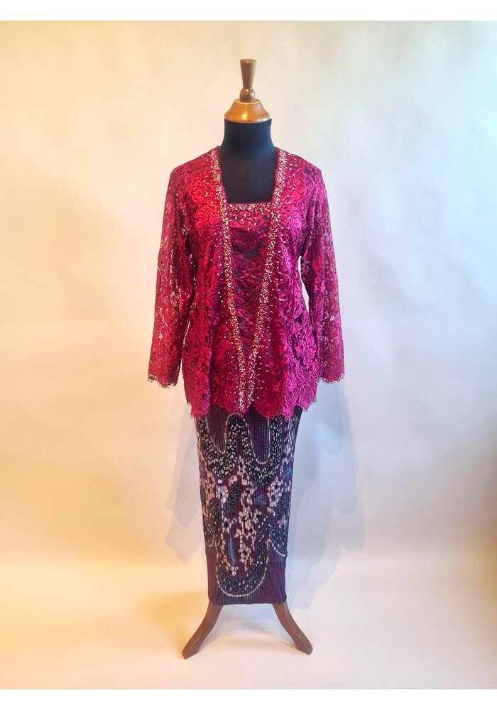 Kebaya trendy rodewijn met bijpassende rok plisse