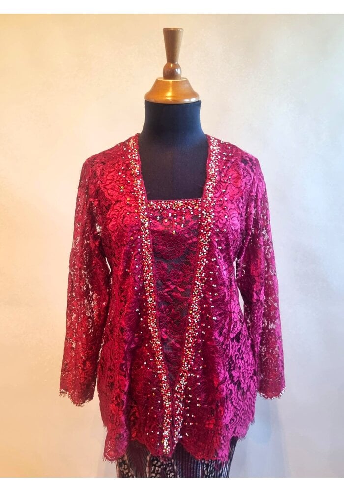 Kebaya trendy rodewijn met bijpassende rok plisse