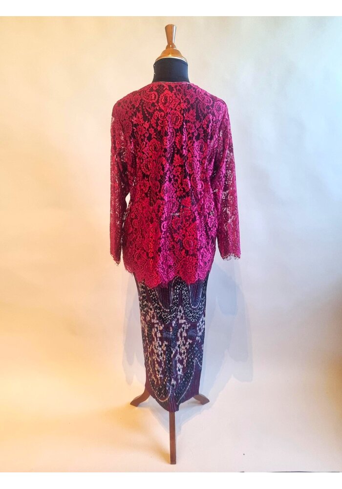 Kebaya trendy rodewijn met bijpassende rok plisse