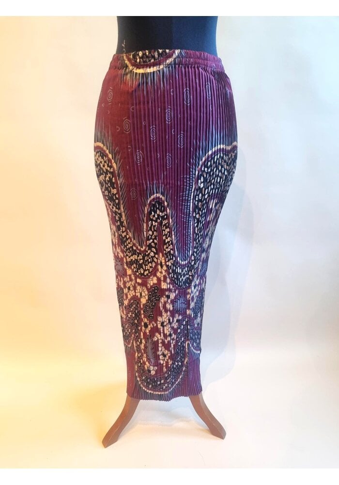 Kebaya trendy rodewijn met bijpassende rok plisse