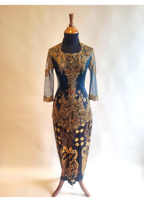 Kebaya trendy dennengroen met bijpassende sarong